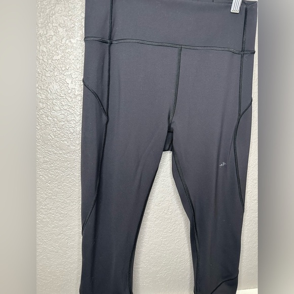 Lululemon In Movement Crop *Everlux 19" size 8 black - Picture 7 of 12